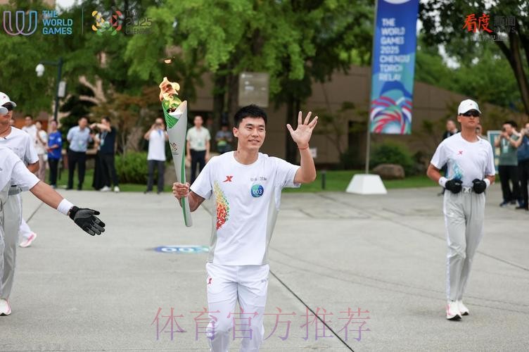 青春之火闪耀三星堆！胡荷韬传递成都世运会“竹梦”火炬！